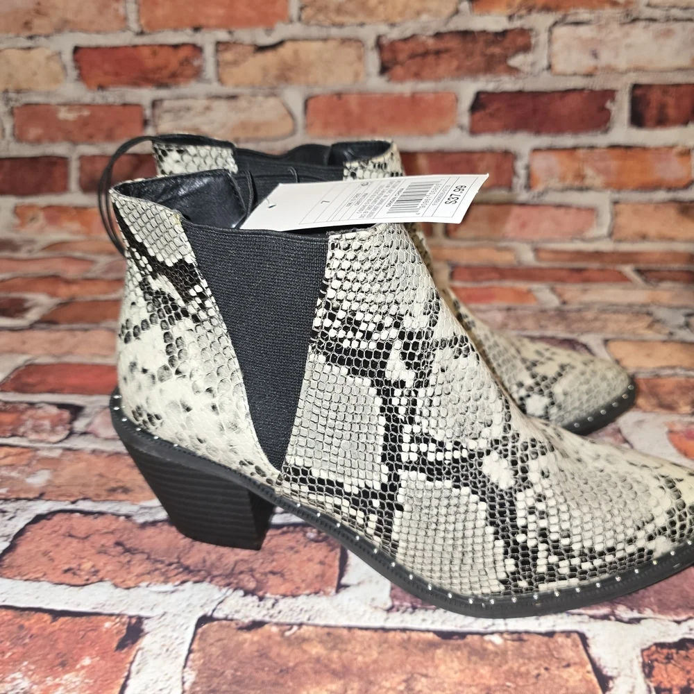 Universal Thread Black and Cream Snake Print Ankle Boots Size 7